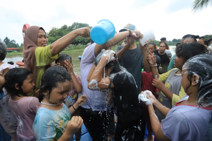 49995tradisi-keramas-bareng-di-sungai-cisadane-sambut-ramadan-dengan-kebersihan-dan-keharmonisan-499951