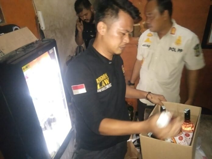 50211toko-plastik-edarkan-miras-tramtib-kecamatan-ciledug-sita-puluhan-botol-50211